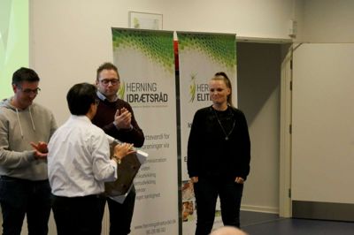 Formand Didde Stenholt (t.h.) modtog prisen som årets idrætsforening på vegne af Hodsager Idræts- og Ungdomsforening. ? Foto: Herning Idrætsråd