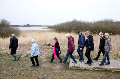 En ny sti og et fugleskjul ved Gødstrup Sø blev fredag indviet med gåtur rundt om søen. Teknik- og miljøudvalgsformand Joan Hansen stod for talen foran de cirka 300 fremmødte. Foto: Tom Laursen