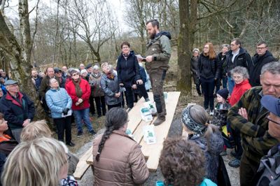Skovfoged Asger Astrup Kristensen måtte kravle op på et bord for at kunne råbe de mange fremmødte op, hvorefter teknik- og miljøudvalgsformand Joan Hansen stod for den officielle tale. ?Foto: Tom Laursen