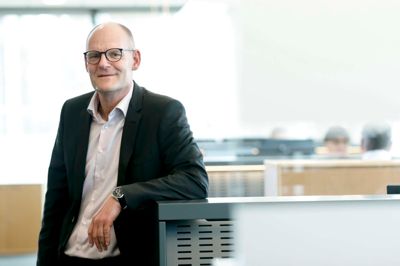 Den nye afdelingsdirektør i Vestjyske Bank i Herning, Jørgen Nissen er ambitiøs og utålmodig, men han mener også, at medarbejdernes trivsel står højt på hans prioriteringsliste. »Det skal være sjovt at gå på arbejde, men vi går ikke på arbejde for sjov«, er hans motto. ?Foto: Henrik Ole Jensen
