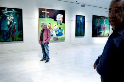 Arne Haugen Sørensen har interesseret fulgt med i arbejdet i Videbæk. Her fra starten. Til højre formanden for Foreningen Vestjyllands Kunstpavillon, Erling Damgaard. ? Foto: Henrik Ole Jensen