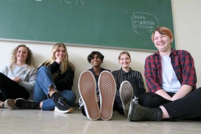 De har svært ved at se sig selv som herningensere i 2030. Herning er for lille, folk er for ens, og der mangler uddannelser, mener eleverne fra 9. årgang på Vestervangskolen. Fra venstre er det Maja Østergaard, Thilde Hempel, Simon Hagelskjær, Sarah Christensen og Stina Skov.? foto: jesper wind