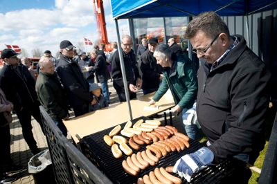 Udenfor vil der igen være grillpølser og fadøl, og derfor er det måske meget fint at tage konen/chauffør med. Foto: Flemming Hansen