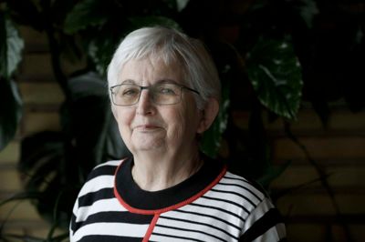Ulla Bang kom til Timring sammen med sine forældre i foråret 1961, begyndte på Herning Seminarium og svor, at her ville hun aldrig nogensinde bo. Landskabet var alt for bart for en pige, der var vokset op på det smukke Sydfyn. Men i løbet af 1961 lærte hun sin kommende mand at kende. De spillede begge håndbold. Hun flyttede til Herning, de blev gift i 1966, og parret har boet det samme sted i Herning lige siden. I dag er de begge pensionister, men de har stadig travlt. Han med kolonihaven, hun med Koloritten - her har et udvalg travlt med at planlægge åbent hus-arrangementet på tirsdag, og Ulla Bang hjælper gerne, når der er behov for det. ?Foto: henrik ole jensen