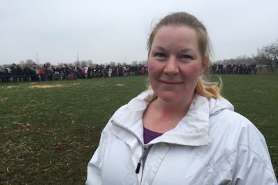 Trine Fredriksen, Holstebro:
- Jeg har taget mine to børn med for at se køerne blive lukket på græs for at komme lidt væk fra byen, men også for at se lidt andet, end det vi plejer. Det er tredje år, at vi er med, så vi har gjort det til en tradition i vores familie. Det er en rigtig hyggelig dag, og så kommer vi alle sammen lidt ud og væk fra computeren.