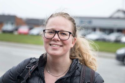 Christina Witt, Gullestrup:
- Jeg håber, at Tjørring er vokset sammen med Gullestrup, hvor jeg bor ude. Det kunne for eksempel være fint, hvis der kom nye dagligvarebutikker, så vi fik lidt kortere til indkøb. Området ude ved den nye Holing Sø har stort potentiale, synes jeg. Tjørring og Herning vil vokse sig større - det vil ikke være en storby, men heller ikke være på landet - det skal være lige tilpas, som os jyder kan lide det. Generelt får de dog lidt for meget her i Tjørring. Jeg håber, at der snart kommer lys på vejen til Gullestrup, så vores børn ikke skal cykle i mørke, når de skal til Lundgårdskolen.