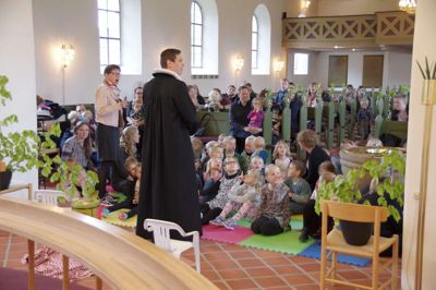Nøvling og Vildbjerg kirker slår dørene op til legestue og pizzagudstjenester i begyndelsen af maj, hvor sognepræst Asger Korsholm og kirke- og kulturmedarbejder Lene H. Hansen har tilrettelagt gudstjenster for de helt små. Foto: pr-foto