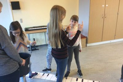 20 elever fra Skarrild, Sdr. Felding, Kibæk og Timring var til »Musik-tag-fat« på Kibæk Skole i lørdags, hvor der var arrangeret løb og aktiviteter som »Music mind Game«, som er et hørelæresystem. ?Foto: privatfoto