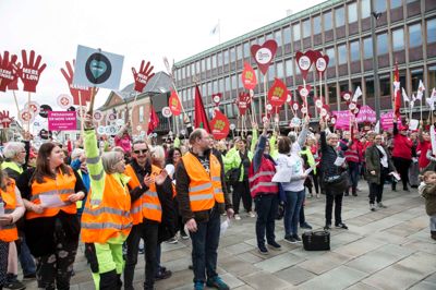 Hundredevis af offentlig ansatte brugte tirsdag eftermiddag på at vise solidaritet på tværs af faggrupper. ?Foto: Tom Laursen