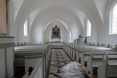 Grove Kirke er blevet kalket indvendigt, og er nu klar til at slå dørene op igen. Foto: Privatfoto