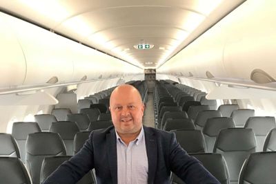 Peder Hornshøj fik i går lov at komme inden for i det helt nye fly, som er færdigbygget og nu overtages af Primera-koncernen. ?Foto: PR-foto