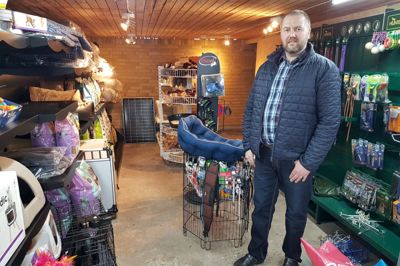 Allan Nielsen har omdannet garagen i hjemmet på Sønderborgvej til Nielsens dyreshop, og første åbningsdag er på fredag. ? Foto: Thomas Vang Nielsen