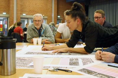 Jeanette Ishi Lehn, der er planlægger hos Ikast-Brande Kommune, var facilitator ved det ene af workshoppens borde.Hun skrev de tanker ned, som deltagerne kom med.