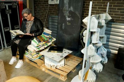 I dette interiør ligger det fjernt at tænke på downloade bøger fra Mofibo eller eReolen. Anette Wendt har sat sig i den kloge stol. Det er ikke Le Klint-skærme, der sidder på rumdeleren, men foldede bogsider.? ?Foto: Henrik Ole Jensen
