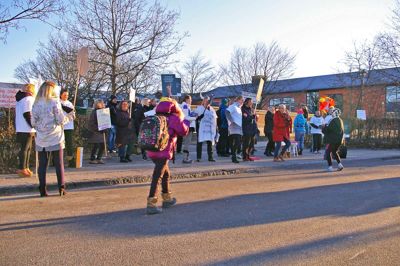 Strejke og lockout kan blive en realitet, hvis dagens overenskomstforhandlinger bryder sammen. Billedet er fra lærernes morgen-demonstration foran Østre Skole på 2013-konfliktens første lockoutdag. ?Foto: Thomas Vang Nielsen