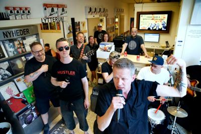 Der kommer gang i ReSpin lørdag formiddag - dog nok ikke så meget som sidste år, da Østkyst Hustlers besøgte butikken dagen før Record Store Day. ?Foto: Flemming Hansen