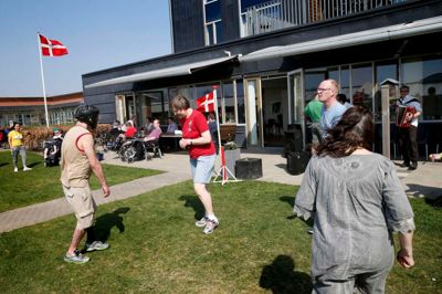 Bytoftens rejsegilde udviklede sig til en havefest, hvor der blev både sunget og danset på græsplænen. Anledningen var etableringen af et nyt madpakkehus og et nyt drivhus - indrettet med caféborde og beplantning i hver sin ende. ? Foto: Flemming Hansen
