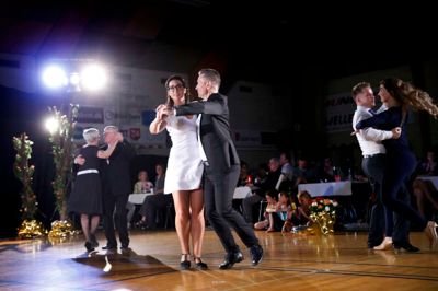 Det ene flotte par afløste det andet på dansegulvet, da Helles Danseinstitut lørdag holdt sit 34. afdansningsbal i Hammerum Hallen. ?Foto: Flemming Hansen