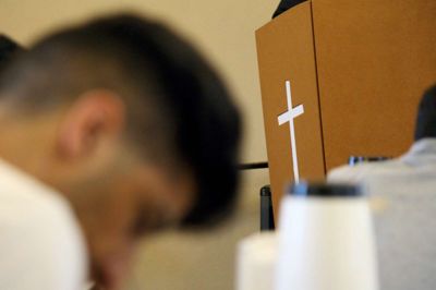 Gud elsker dig! er temaet for årets kristne sommerlejr. Billedet er fra en bibelcafé i missionshuset i Bording. ? Foto: Kim Kristensen
