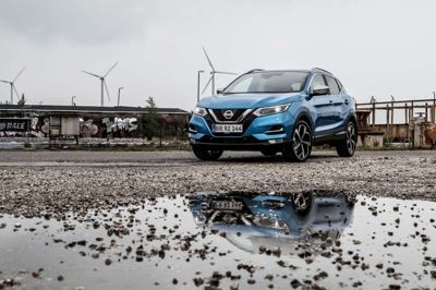 Nissan Qashqai sætter sig med over 1000 biler på tronen som den mest solgte bil i marts. Her ses Claus Damsgaard fra Nissan Herning med den storsælgende model. ?Foto: Privatfoto
