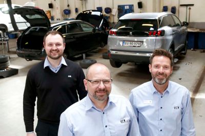 Poul Kortbæk (forrest) er ny værkstedschef hos Peugeot i Herning. Værkstedet leder han i samarbejde med blandt andre værkfører Thomas Ildsvad (t.h), mens Thor Emil Møller sidder i kundemodtagelsen. ?Foto: Tom Laursen