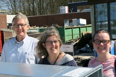 Formand Morten Kvist, leder Malene Dahl Larsen og souschef Britta Madsen foran bygningen på Viborgvej, der skal blive til den nye udgave af Herning Valgmenigheds Skovbørnehave & Vuggestue. Alle forældre kaldes af huse for at hjælpe til med flytningen, der vil ske i første halvdel af august. Flytningen får ingen indflydelse på forældrebetalingen.?foto: jesper wind