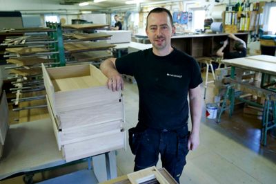 Peter Kragelund blev medejer af FK Møbeldesign i 2006 og overtog virksomheden helt i 2011. Det var hans forældre, Kamma og Fin Kragelund, der stiftede virksomheden i 1986, og siden 1987 har FK Møbeldesign haft adresse på Sigvej ved Sørvad.