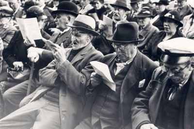 På tværs af samfundslag og interesser mødte befolkningen op i stort tal til alsang under besættelsen. Her ses en forsamling i Fælledparken i København 1940. Det begyndte i Aalborg 4. juli, og inden sommeren var ovre, havde i hundredtusindvis af danskere taget del i fænomenet, der også kom til Herning-egnen, hvor blandt andet Sdr. Anlæg blev benyttet. ?Foto: Det Kongelige Bibliotek