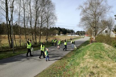 Hvis alle andre byer kunne mønstre samme grad af frivillighed som landsbysamfundet Klode Mølle, ville verden se anderledes ud. Som eksempelvis her ved weekendens affaldsindsamling hvor der fra de blot 21 husstande mødte 10 voksne og fem børn frem for at hjælpe med at holde byen ren.? Foto: Klode Mølle Borgerforening