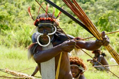 Det nye selskab »Safari and Beyond« har udsendt dette pressefoto som en understregning af, at det er fremme kulturer, som er i højsædet på selskabets rundrejser. Foto: Pr-foto