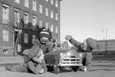 Tre små drenge maler deres legetøjsbil og gør den forårsklar i 1955. Hvor mange af den slags barndomsminder er det egentligt muligt at huske? ? Foto: Børge Lassen/Ritzau Scanpix