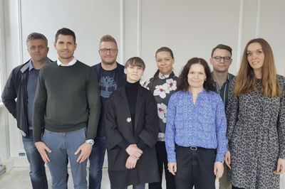 De nye lejere på første sal af Hedebank-bygningen på Torvet flytter snart ind. Fra venstre: Jakob Klink, Michael Jensen, Claus Skærlund-Dall, Tine Skipper Vesterby, Winnie Storm, Camilla Jacobi samt Alexander og Karen Skovgaard Kvarning.? Foto: Palle Heering NIelsen