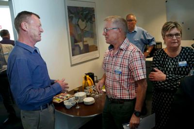 Formand i Senior Erhverv Midtjylland, Keld Agerskov (t.v.) mener, at seniorerne kan have en stabiliserende virkning på et kontor, hvor der primært sidder mange unge mennesker. ? Foto: Flemming Hansen