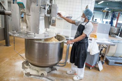 Det er i produktionens tidlige fase, Kelsen Group anvender digitalisering. Når dejene skal blandes sammen, bliver hvert rørekar via en radiobrik instrueret til, hvad det skal kunne. Dermed opstår der ikke tvivl om, hvad og hvor meget der skal i de forskellige rørekar. Foto: Tom Laursen