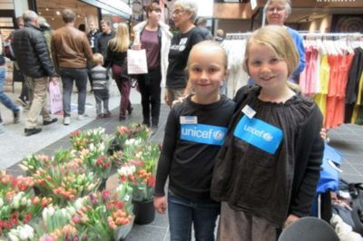 Victoria, t.v., og Ingrid fra 2. klasse på Herningsholmskolen solgte tulipaner til fordel for verdens udsatte børn ved den årlige blomsterfestival i herningCentret forleden. ? Foto: Privatfoto