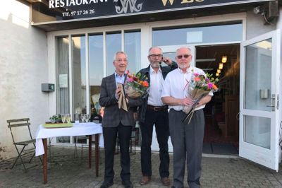 Formanden for Kultursamarbejdet i Midt- og Vestjylland, Johs Poulsen (R) fra Herning, uddelte forleden KulturPrisen 2017, som gik til de to ildsjæle ved Vestjyllands Kunstpavillon i Videbæk, Erling Damgaard og Jan Holm Rasmussen. - I har med Vestjyllands Kunstpavillon skabt en arkitektonisk oase for samtidskunst og et kulturelt forsamlingshus. Vestjyllands Kunstpavillon er et strålende forbillede for den midt- og vestjyske underskov af kulturelle igangsættere. Den lokale opbakning er jeres helt store styrke, og den har betydet, at I og jeres flere end 50 frivillige med ambitioner og vilje har løftet niveauet for kunst og kultur, sagde formanden. ?foto: privatfoto