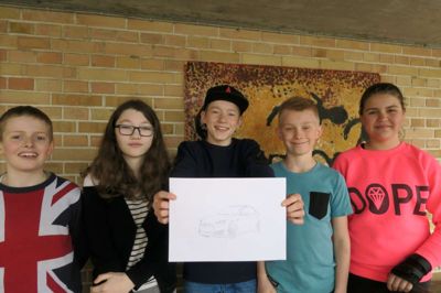 Alle skal køre i elbiler i fremtiden. Det er et forslagene fra elever på Sinding-Ørre Midtpunkt til en bedre fremtid. Fra venstre er det Bjørn Vilstrup, Sabrina Østergaard Lauridsen, Joel Stumbaugh, Oscar Duelund og Annette Hansen.?foto: jesper Wind