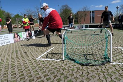 Der var jubel, hockeyfight og øl på køl, da Erhvervsakademi MidtVest holdt stor streethockey-turnering. Foto: Aske Visser Ottosen