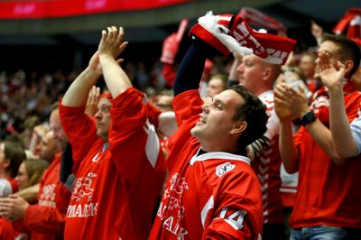 Svenske ishockeyfans brugte 276 millioner kroner under VM i Danmark i maj, viser rapport fra Visit Denmark og professionshøjskolen UCN. Dermed var svenskerne de ishockeyturister, der brugte flest penge i Danmark. I det midtjyske blev der lagt 312 millioner kroner. Foto: Flemming Hansen