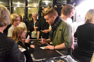 Et af de mest populære indslag i 2017 var en koncert med Jacob Dinesen, som her skriver autografer. ?Foto: Steen Hebsgaard