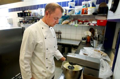 Kristian Jensen vil som køkkenchef på Restaurant Søgaarden i Sunds hellere røre dej sammen end røre ved sagen om hans nabo, Sunds Sø Camping, og hvad der skal ske der.? foto: flemming Hansen.