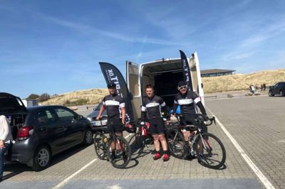 Team Bike-pit.dk gennemførte MS Challenge i weekenden og samlede knap 16.000 kroner ind til Scleroseforeningen. Kasper Treldal fra Timring var med på holdet og ses til venstre i billedet. Desuden ses Michael Bjerg og Michael Daugaard Sørensen.?Foto: Privatfoto