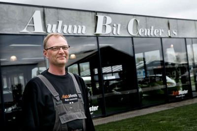 Placeringen på Farvervej 2 kunne ikke blive bedre, siger Dann Eriksen, der er direktør for Aulum Bil Center A/S. Foto: Henrik Ole Jensen