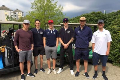 Seks ud af otte finske hockey-spillere poserer inden turen ud på golfbanen: »De to sidste var oppe efter forfriskninger«, fortæller golfmanager i Herning Golf Klub, Bo West Møller.? Foto: Privatfoto