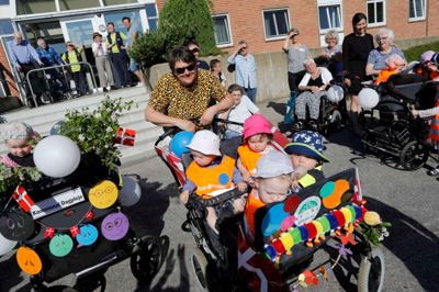 Et farverigt optog gik gennem byen til Dagplejens Dag i onsdags. ?Foto: Henrik Ole Jensen