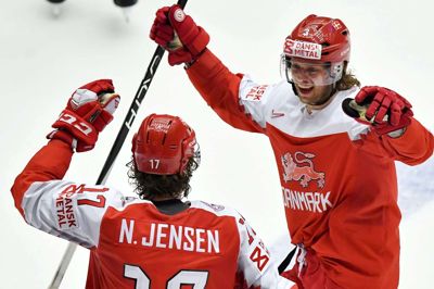 Nicklas Jensen (t.v.) knalder skiven i nettet i powerplay og bliver gratuleret af backen Philip Larsen (t.h.). Den 25-årige herningenser scorede Danmarks første to mål i overtal, og begge gange var det Philip Larsen, der lagde pucken til rette for Jensens hammer. ?Foto: Ritzau Scanpix