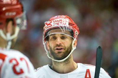 Frans Nielsen roser assistenttræner Heinz Ehlers for det skarpe powerplayspil, som indtil videre har stået for 7 af de 10 danske VM-mål. ?Foto: Tom Laursen