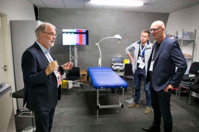 Den erfarne ishockeylæge Per Albæk (t.v.) er leder af lægeklinikken i Jyske Bank Boxen, og ortopædkirurg Jan Hede (t.h.) er næstkommanderende. Her kigger vi inden for i deres lille, men veludstyrede klinik. ?Foto: Tom Laursen