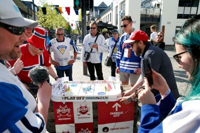 Finsk invasion Fox and Hounds i Østergade har under VM været invaderet af hundredvis af finner. De finske hockeyfans har under hele turneringen haft hovedkvarter på førstesalen på byens største pub, og de har ud over gæstfrihed kunne glæde sig over importerede finske fristelser såsom øllen Lapin Kulta og brændevinen Jaloviina. Derudover har fansene arrangeret forskellige begivenheder - blandt andet et møde med den finske hockeylegende Juhani Tamminen. Der har naturligvis også været masser af leben i og omkring pubben - her er det norske fans, som bliver udfordret i en omgang bordhockey, inden de to nationers interne møde på isen. foto: flemming hansen