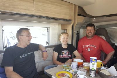 Uwe Querfurth, Bettina Schmidt og Maik Behnk fra Hamborg har taget turen til Herning, og de roser måden, VM er organiseret på i Herning.?Foto: Palle Heering Nielsen